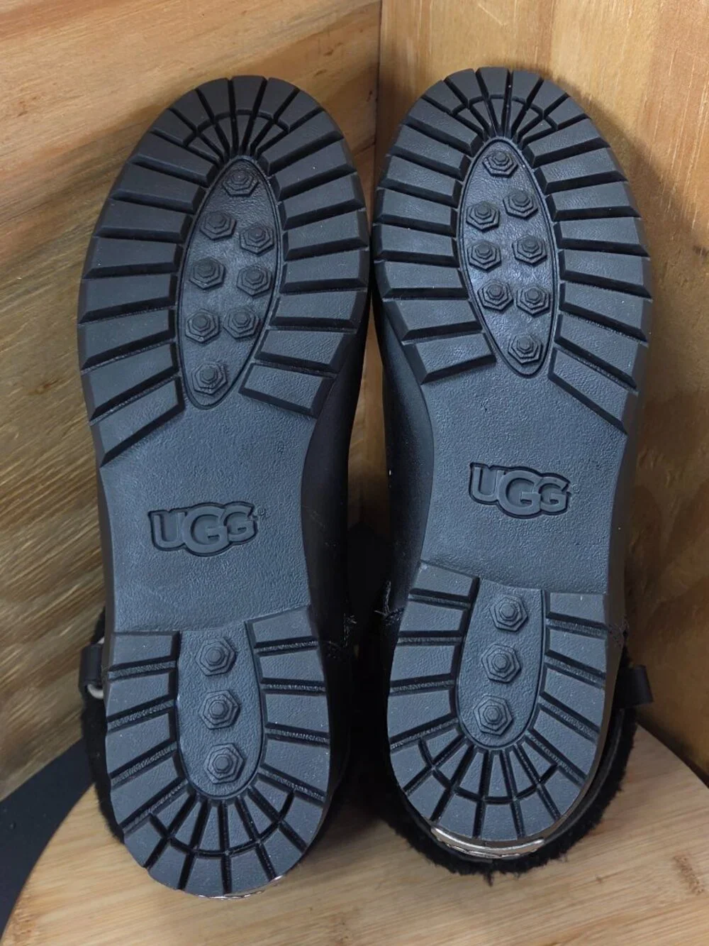 UGG preowned signs